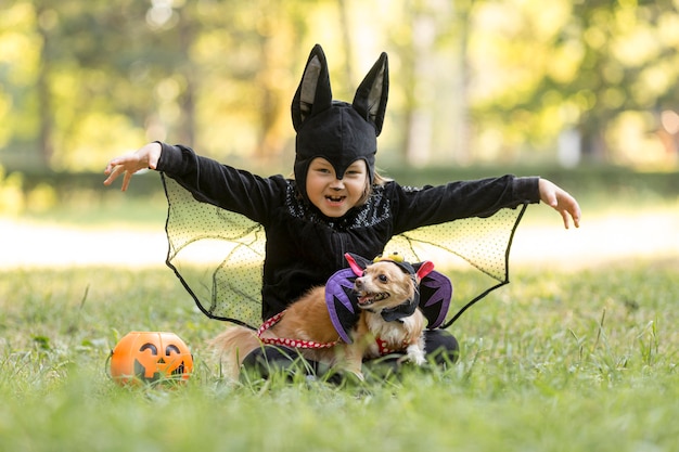 Colpo lungo del ragazzino in costume da pipistrello