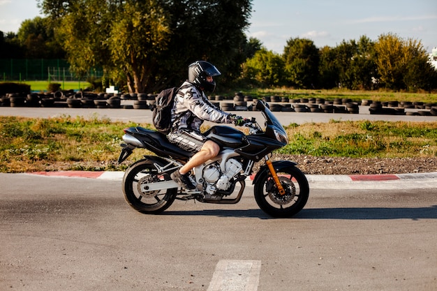 バイクでロングショットの男性