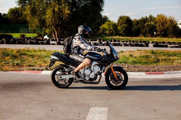 バイクでロングショットの男性