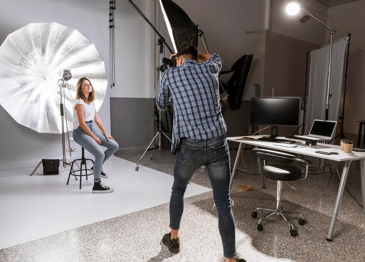 Бесплатный Фотография длинный мужчина фотографирует красивую модель.