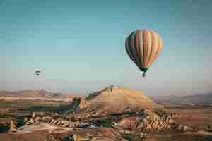 Foto gratuita colpo lungo delle mongolfiere multicolori che galleggiano sopra le montagne