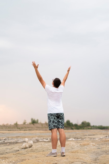 無料写真 空を見ている男のロングショット