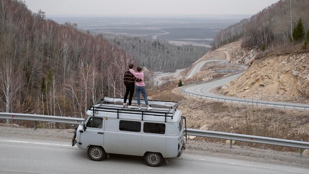 Длинношерстные люди, стоящие на фургоне