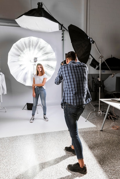 Foto gratuita donna graziosa della possibilità remota che posa nello studio