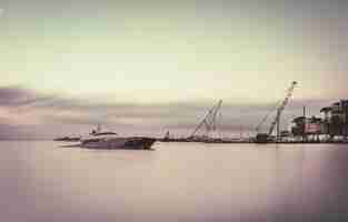 Free photo long shot shipwreck at a harbour