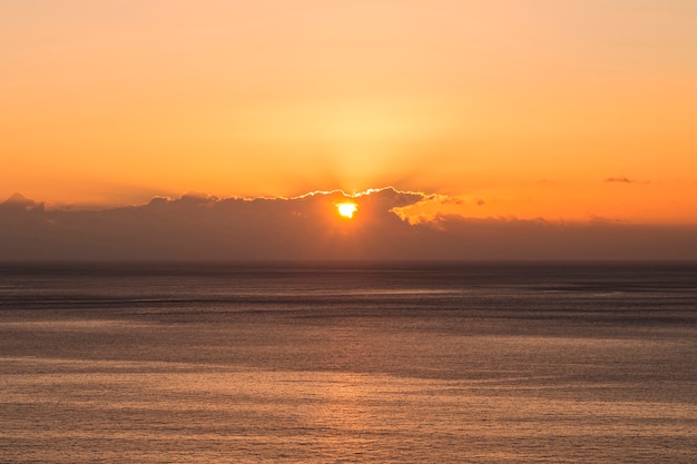 海辺に沈む夕日のロングショット