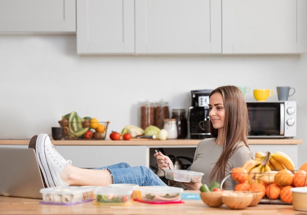 Free photo long shot of woman homeworking and lunch break