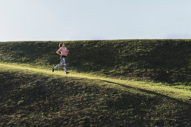 Foto gratuita donna della possibilità remota che funziona nel parco