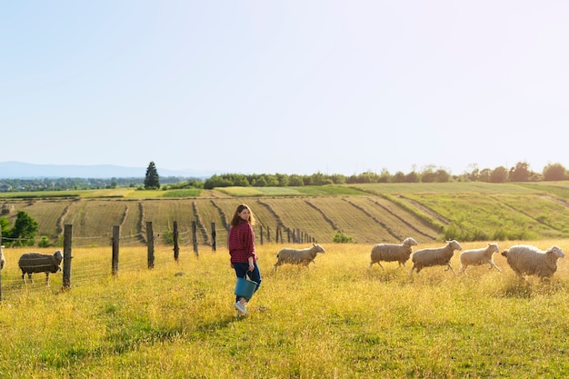 Женщина-пастух в поле
