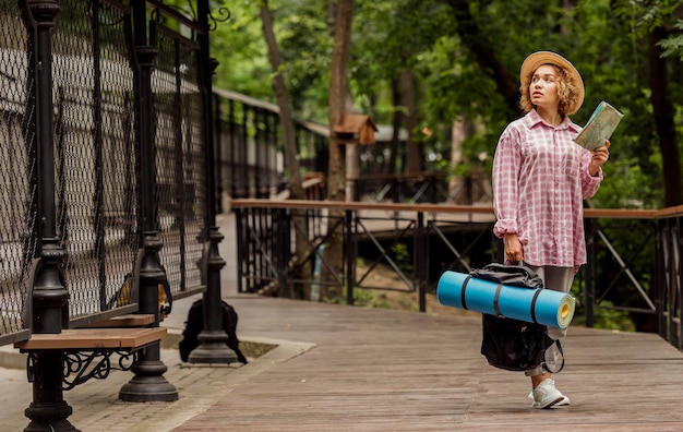 Foto gratuita donna del colpo lungo che viaggia con lo spazio della copia