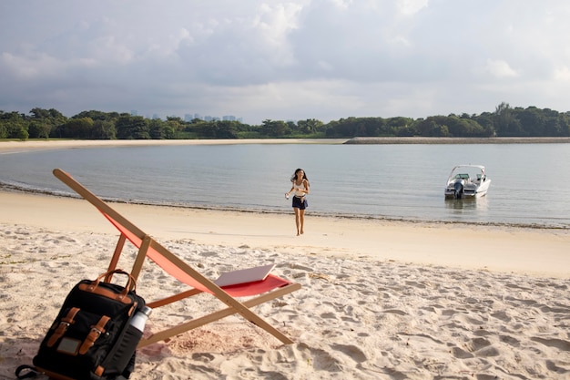 Foto gratuita donna a lungo raggio che cammina sulla spiaggia