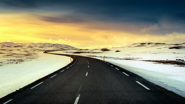 冬の日没時の長い直線道路。