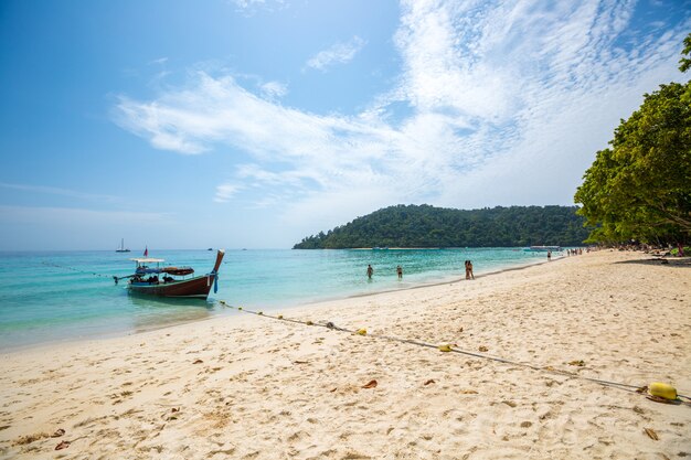 熱帯のビーチ、クラビ、タイのロングテールボート