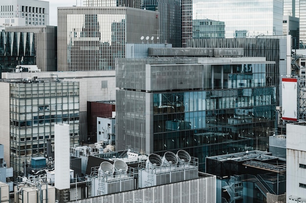 Длинный вид современных небоскребов офисных зданий