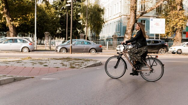 自転車に乗る女性の長い視野