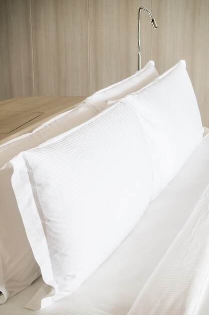 ダブルベッドで長い白い枕
