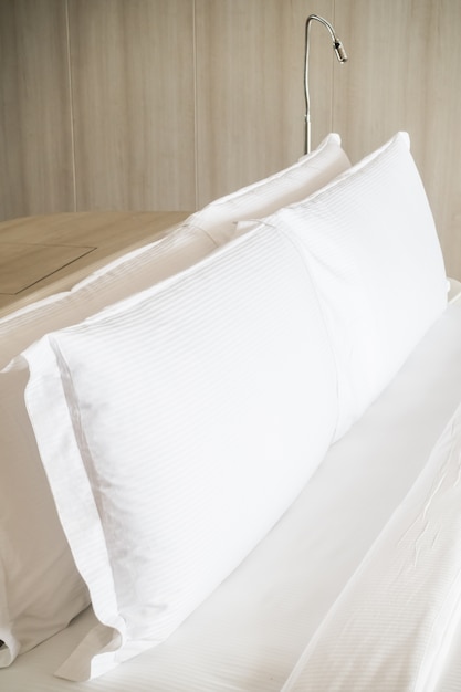 더블 침대에서 길고 흰 베개