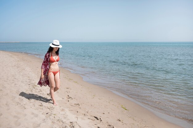 해변에서 걷는 여자의 긴