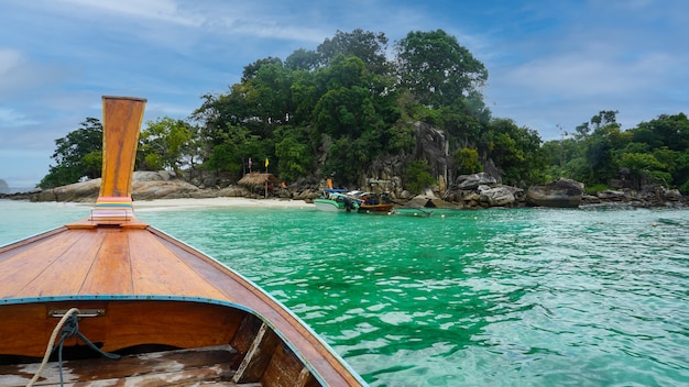 Длиннохвостая лодка на кристально чистом море на тропическом острове ко липе, таиланд