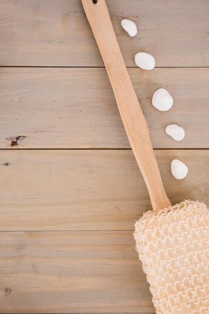 Luffa con manico in legno lungo e ciottoli