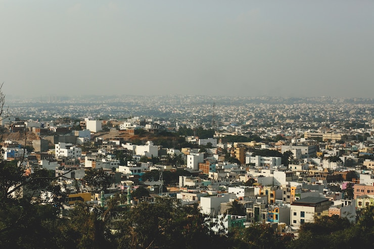 मुफ़्त फोटो धुएँ से ढके ग्रीक शहर को ऊपर से देखें