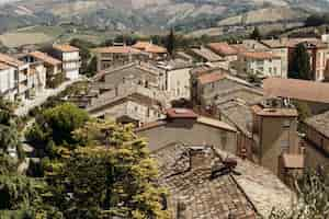 Foto gratuita osservi da sopra ai tetti rossi di vecchia città italiana