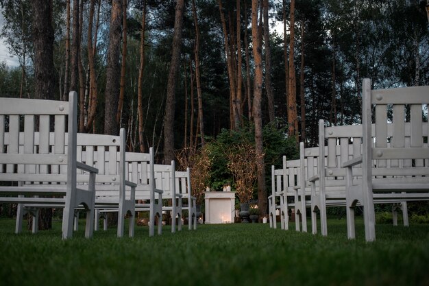 weddの前に立っている白いベンチを下から見てください