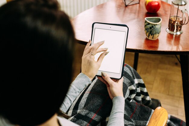 彼女の腕の中でiPadの背中から見てください