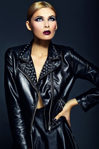 ファッション性の高いlook Glamorのクローズアップ肖像画美しいセクシーなスタイリッシュなブルネット白人若い女性モデルの明るいメイク 赤い唇 黒い布のジュエリーと完璧なきれいな肌 無料の写真