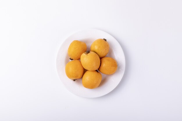 흰색 테이블에 고립 된 비파 과일
