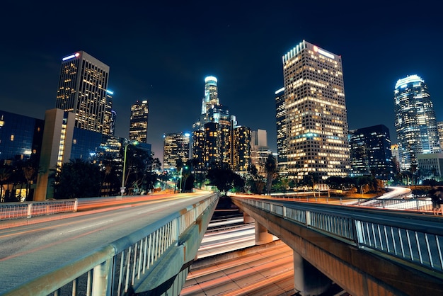 도시 건물과 가벼운 산책로가 있는 밤의 로스앤젤레스 시내