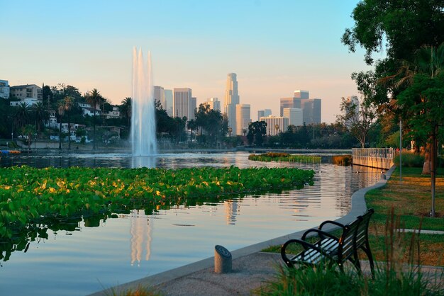 도시 건축물과 분수가 있는 공원에서 로스앤젤레스 시내 전망.