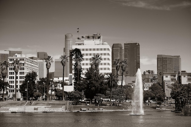 Foto gratuita vista del centro di los angeles dal parco con architetture urbane e fontana.