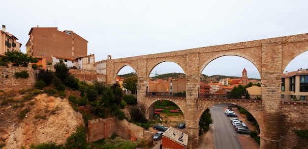 Free photo los arcos aqueduct in summer. teruel