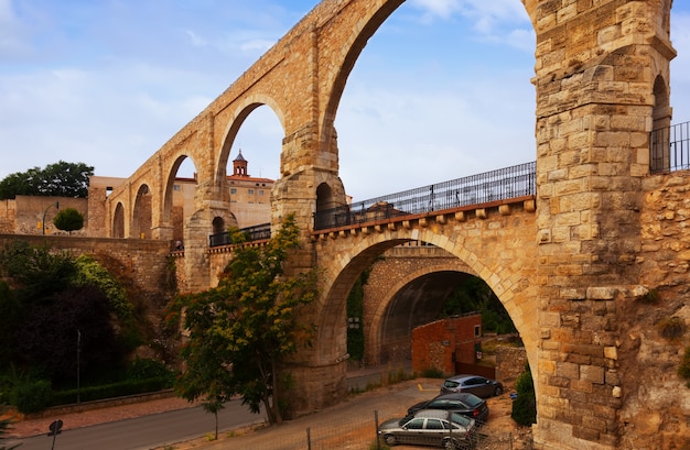 Free photo los arcos aqueduct. teruel