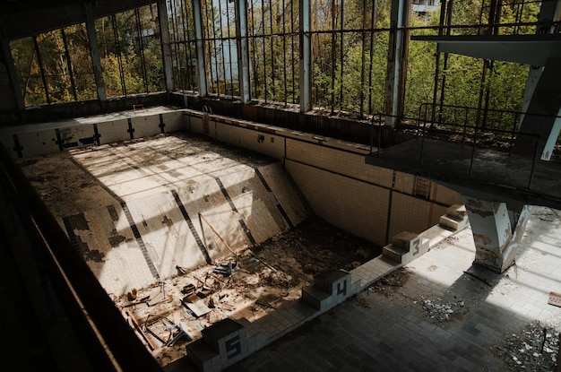 체르노빌 방사능 유령 도시 지역에 수영장이 있는 잃어버린 학교 스포츠 체육관