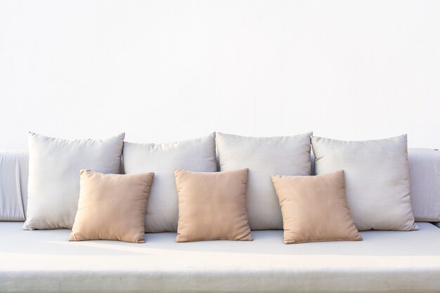部屋のソファの装飾インテリアに快適な枕がたくさん