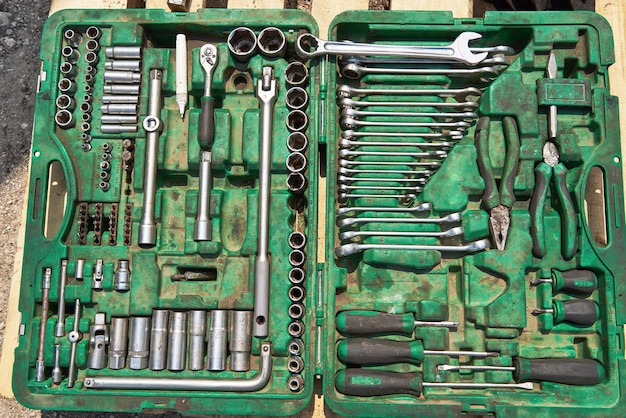 В ящике для инструментов много старых инструментов.