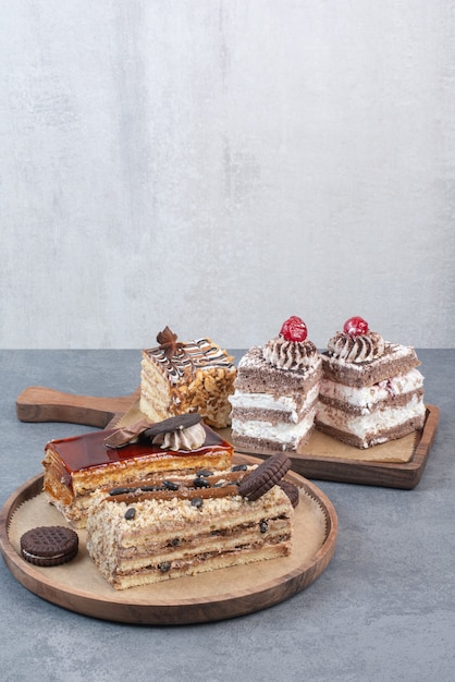 Foto gratuita un sacco di torte con i biscotti sul tagliere di legno.