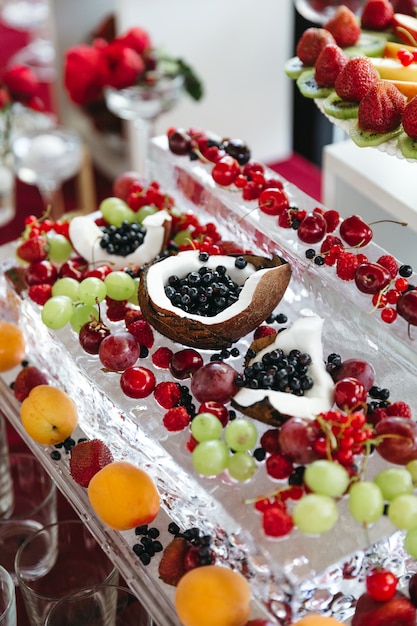 Много вкусных и красивых сладких фруктов на праздничном столе