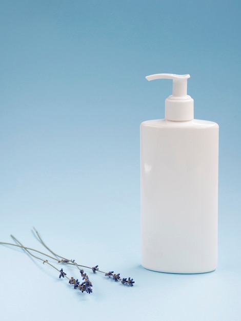 Free photo lotion bottle mock-up next to lavender