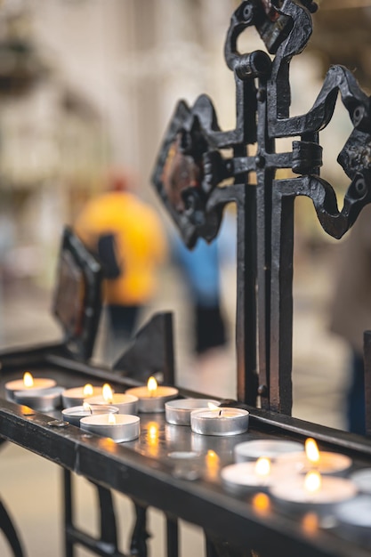 Foto gratuita molte piccole candele in una chiesa cattolica