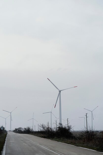 発電する風力タービンがたくさん