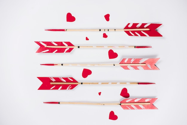Бесплатное фото Любовные стрелочки с маленькими бумажными сердечками