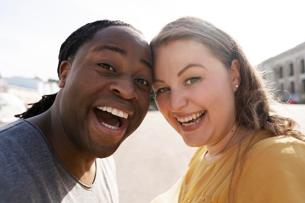 Foto gratuita concetto di amore con una coppia felice che trascorre del tempo insieme