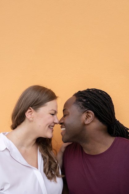 Foto gratuita concetto di amore con una coppia felice che trascorre del tempo insieme