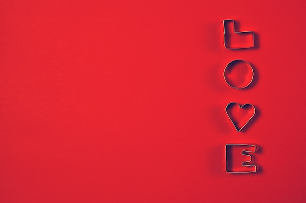 빨간색 배경에 편지 사랑으로 개념을 사랑 해요. 상위 뷰 재치