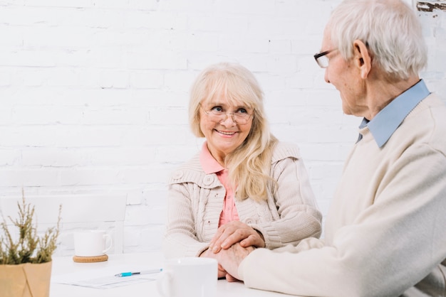 Foto gratuita concetto di amore con coppia senior