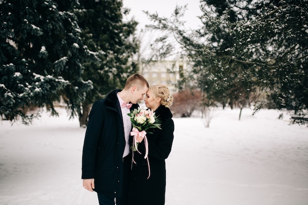 Free photo love couple in the beautiful garden