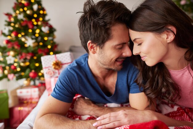 クリスマスの時期のカップル間の愛